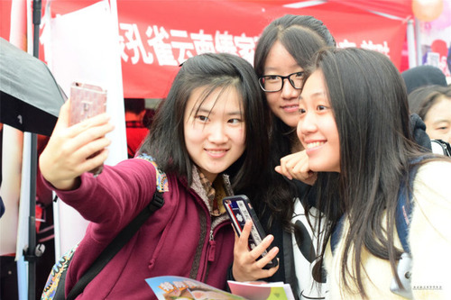 同学们与美食合影留念