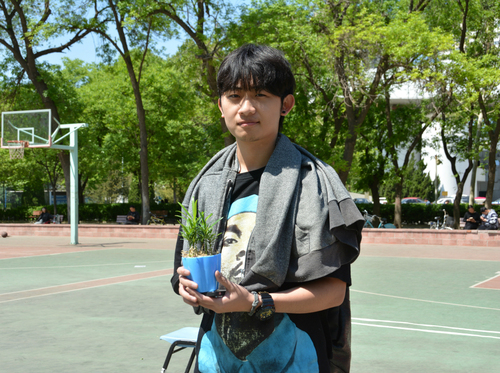 4 领到绿植的同学