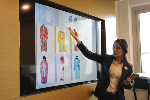 2国际学生志愿者讲解乌兹别克斯坦服饰文化 2国际学生志愿者讲解乌兹别克斯坦服饰文化