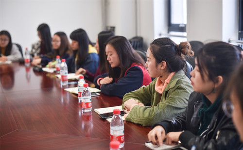 4 学生干部热烈讨论 4 学生干部热烈讨论