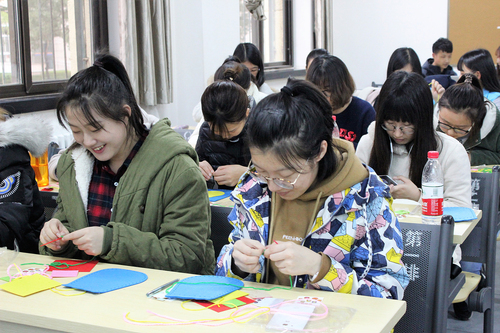 1志愿者制作福袋 1志愿者制作福袋