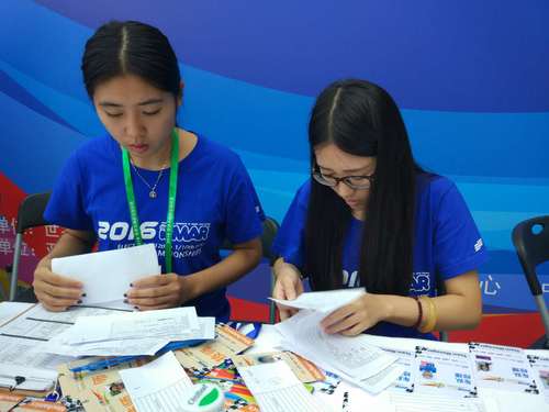 3 志愿者在认真工作 3 志愿者在认真工作