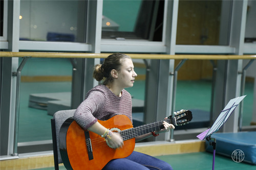 1 留学生自弹自唱 1 留学生自弹自唱