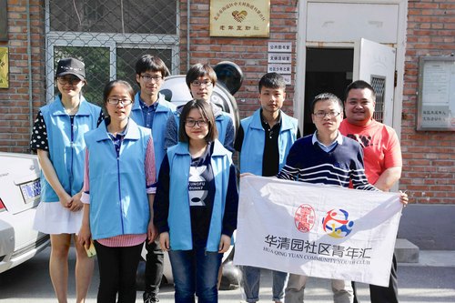 4志愿者与社区居民合影 4志愿者与社区居民合影