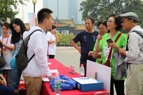 3 志愿者宣传健康运动精神 3 志愿者宣传健康运动精神