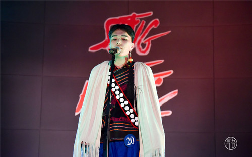 4沙马玥达正在演唱歌曲 4沙马玥达正在演唱歌曲