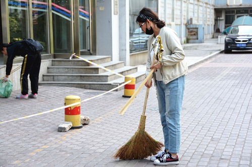 3志愿者打扫校园地面垃圾 3志愿者打扫校园地面垃圾