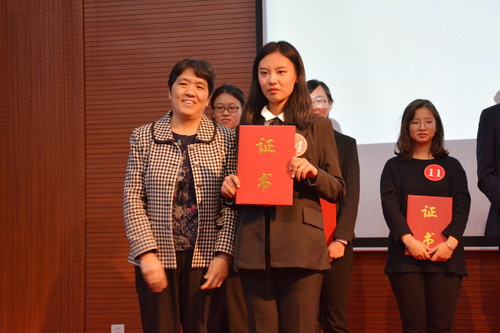 1 刘伟副书记为一等奖获奖同学颁奖 1 刘伟副书记为一等奖获奖同学颁奖