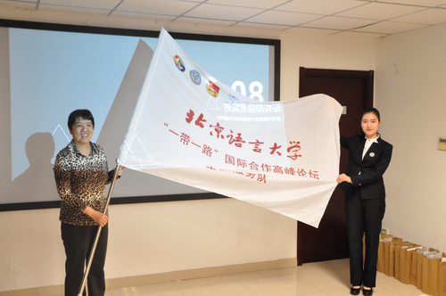 1 刘伟副书记向志愿者代表授旗 1 刘伟副书记向志愿者代表授旗