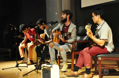 参赛组合进行表演 参赛组合进行表演