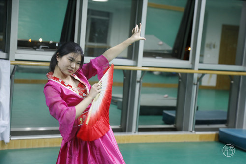 2 参赛选手展示舞蹈 2 参赛选手展示舞蹈