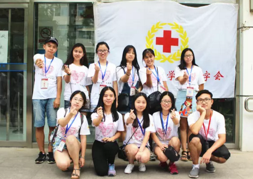 红会成员在体检之后合影留恋 红会成员在体检之后合影留恋