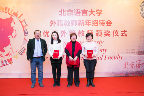 图三 马铁石副处长为优秀外专联络员颁奖 图三 马铁石副处长为优秀外专联络员颁奖