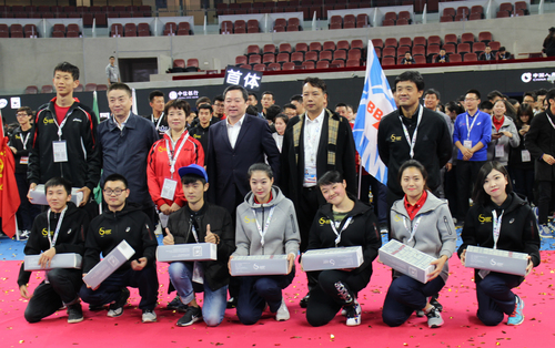 1_我校中网优秀志愿者代表梁宇上台领奖 1_我校中网优秀志愿者代表梁宇上台领奖