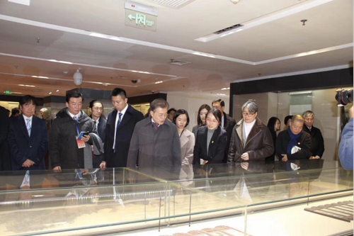 韩语系乔文老师应邀为来访韩国总统文在寅介绍中国书画艺术325 韩语系乔文老师应邀为来访韩国总统文在寅介绍中国书画艺术325