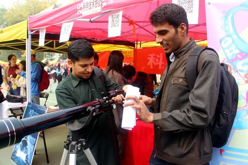 3 留学生研究天文望远镜 3 留学生研究天文望远镜