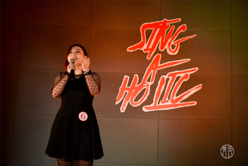 2高一涵正在演唱歌曲 2高一涵正在演唱歌曲