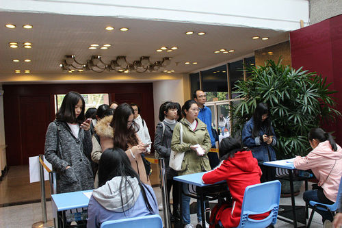 签到处排队的同学 签到处排队的同学