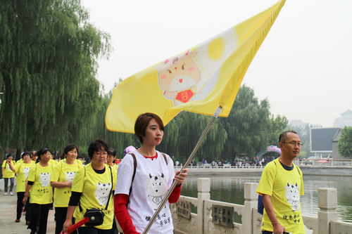 2 志愿者带领方队出发 2 志愿者带领方队出发