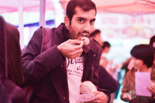 留学生品尝美食