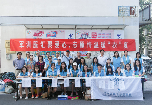 4关工委老师与志愿者合影 4关工委老师与志愿者合影