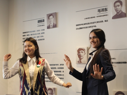 5国际学生志愿者展示乌兹别克斯坦舞蹈 5国际学生志愿者展示乌兹别克斯坦舞蹈