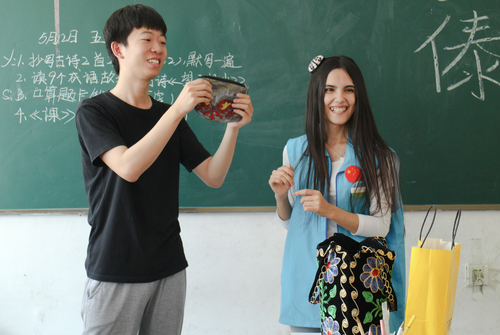 2 志愿者给小朋友讲课 2 志愿者给小朋友讲课