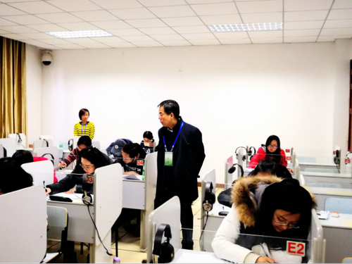 曹志耘副校长巡视考场