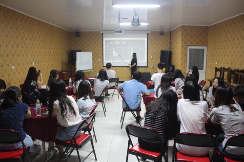 2 校团委工作人员进行培训 2 校团委工作人员进行培训