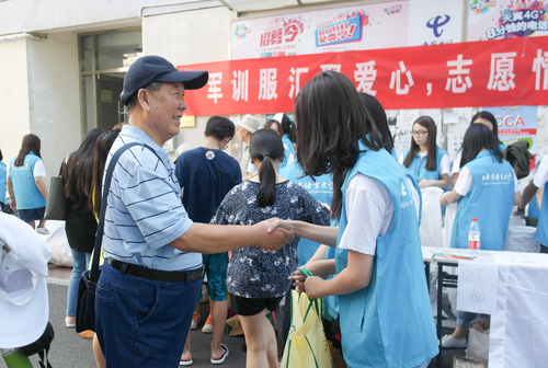 3李忆民教授慰问志愿者并带来月饼 3李忆民教授慰问志愿者并带来月饼