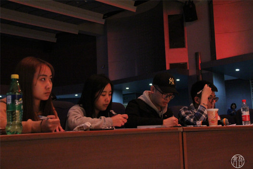 3评委观看选手表演并进行评分 3评委观看选手表演并进行评分