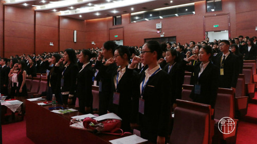 4 在场学生会工作人员庄严宣誓 4 在场学生会工作人员庄严宣誓