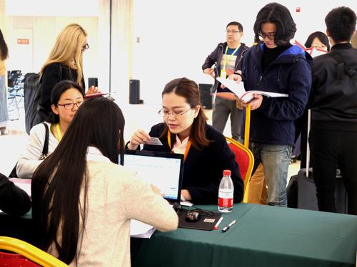 3志愿者核对到场人员信息 3志愿者核对到场人员信息