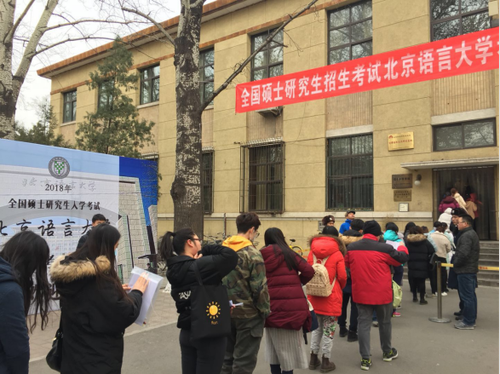 开考当天考生有序入场