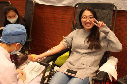 勇敢献血的同学 勇敢献血的同学