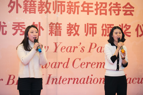 图五 外教与联络员老师深情合唱 图五 外教与联络员老师深情合唱