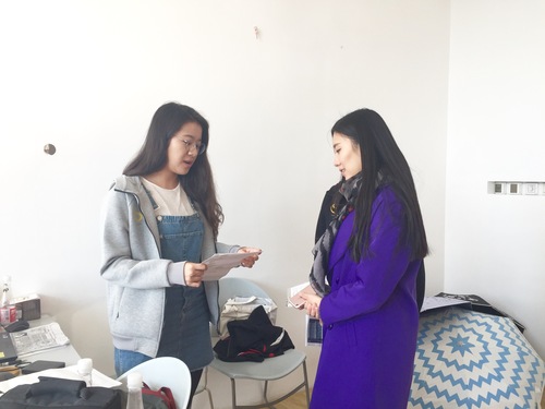 1 校团委老师与志愿者交流 1 校团委老师与志愿者交流