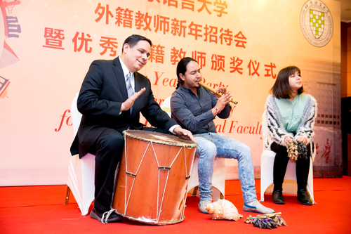 图四 外籍教师演奏厄瓜多尔民族音乐 图四 外籍教师演奏厄瓜多尔民族音乐