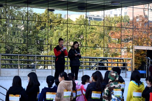 2支持人进行跑前动员