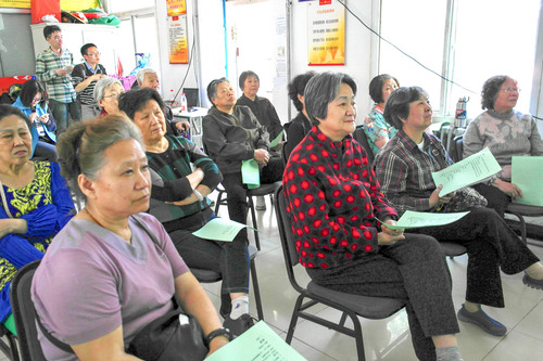 1社区居民认真听讲 1社区居民认真听讲
