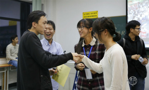 2 同学们正在互动 2 同学们正在互动