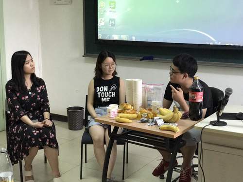 2 同学进行话题讨论 2 同学进行话题讨论