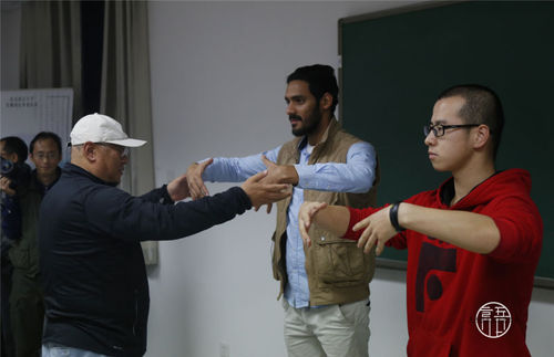 2 老师弟子指导中外学生尝试基础动作 2 老师弟子指导中外学生尝试基础动作