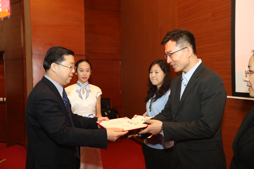 刘利校长为获奖教师颁奖 刘利校长为获奖教师颁奖