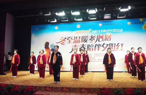 4老人带来合唱节目 4老人带来合唱节目