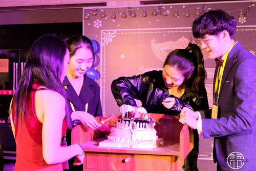 3留学生联络中心十周年生日切蛋糕 3留学生联络中心十周年生日切蛋糕