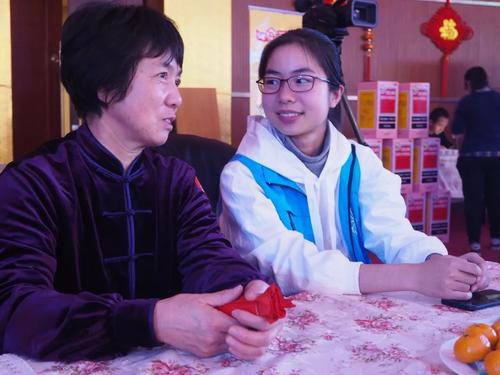 5志愿者陪同老人聊天 5志愿者陪同老人聊天