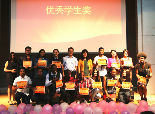 2.为获奖学生颁奖 2.为获奖学生颁奖