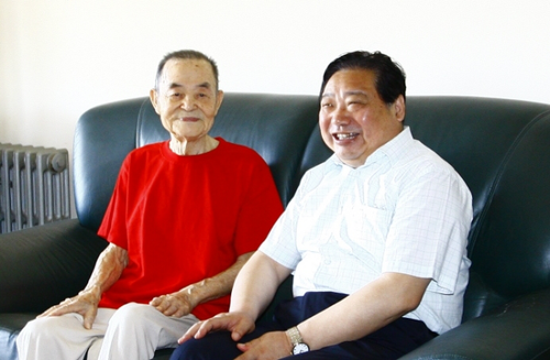 学校领导看望慰问建国前入党的老党员355 学校领导看望慰问建国前入党的老党员355