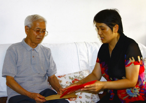 学校领导看望慰问建国前入党的老党员675 学校领导看望慰问建国前入党的老党员675